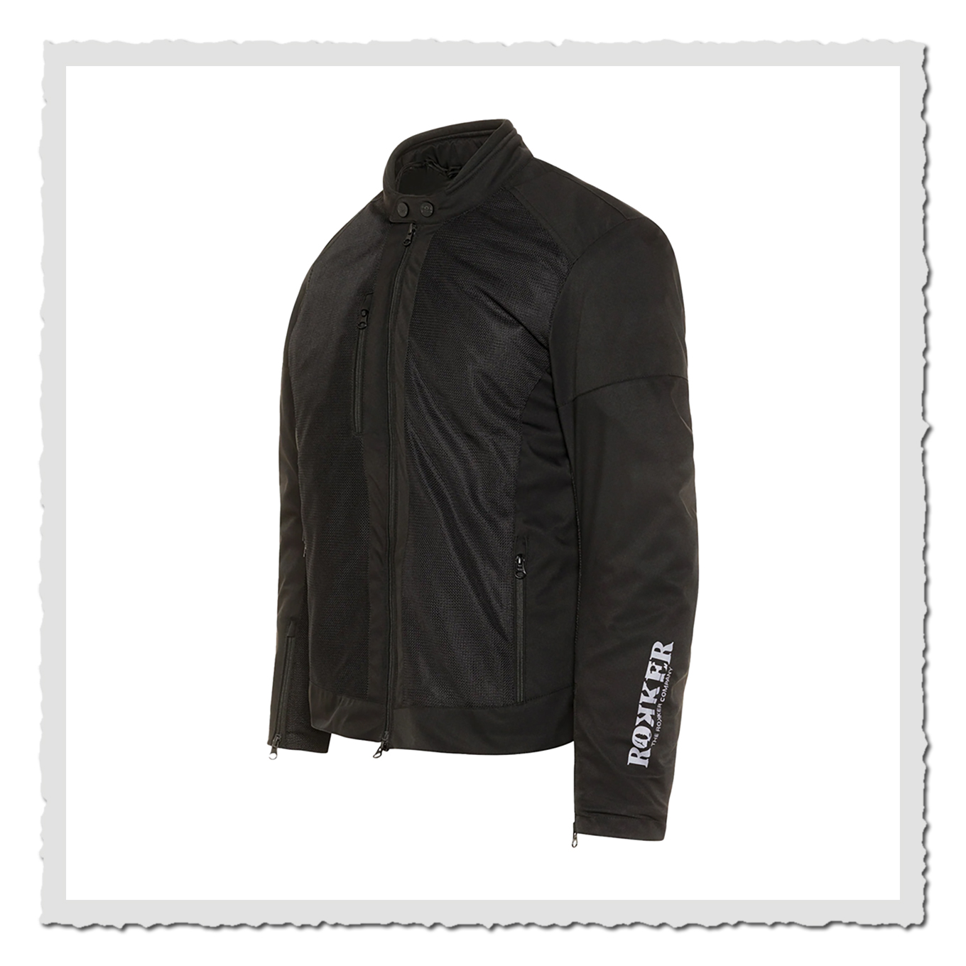 Schwarze Jacke in schräger Seitenansicht auf hellgrauem Hintergrund, linker Ärmel mit weißem Schriftzug.